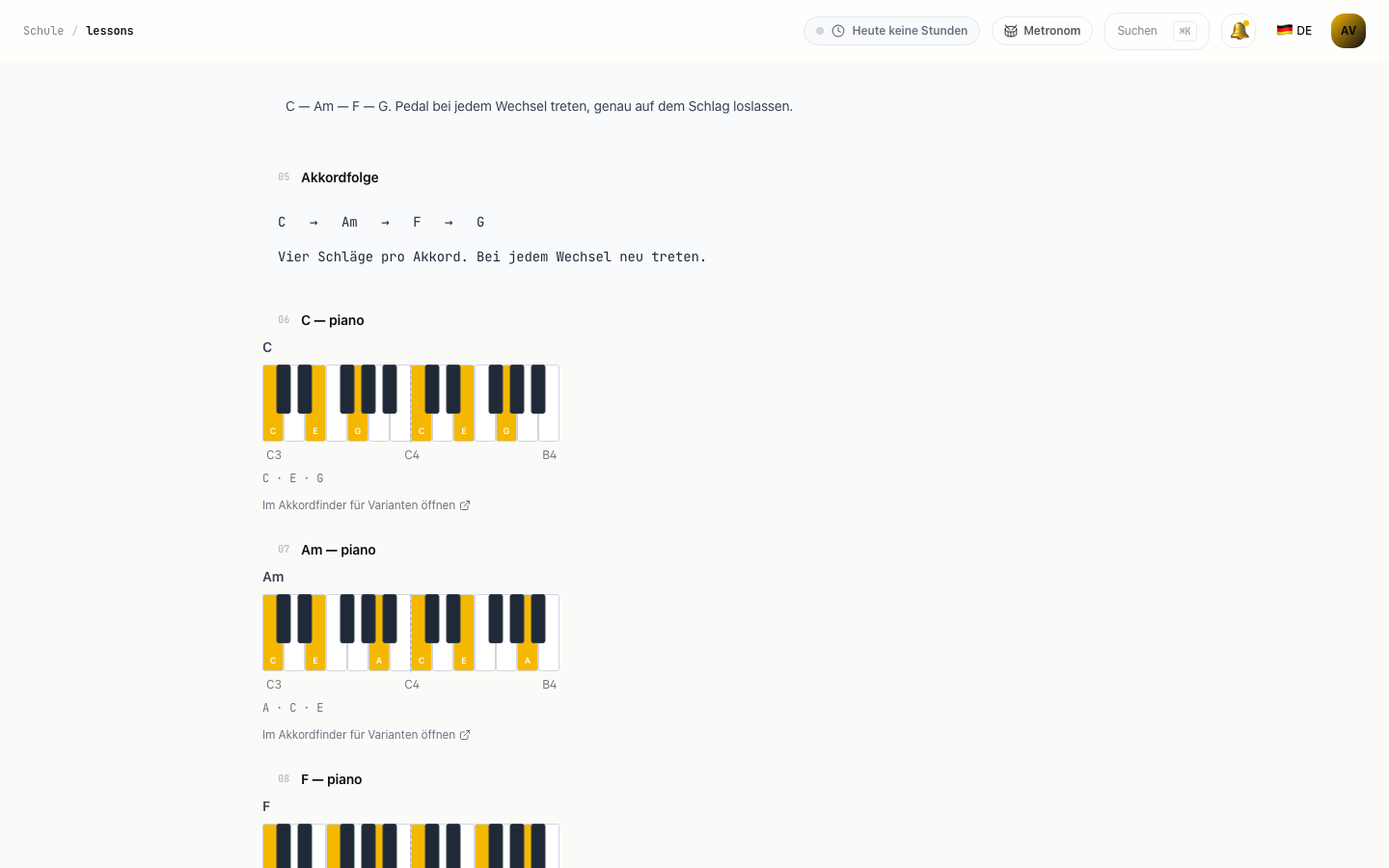 Klavierlektion mit Akkordfolge und Tastaturen, auf denen die Töne jedes Akkords aufleuchten