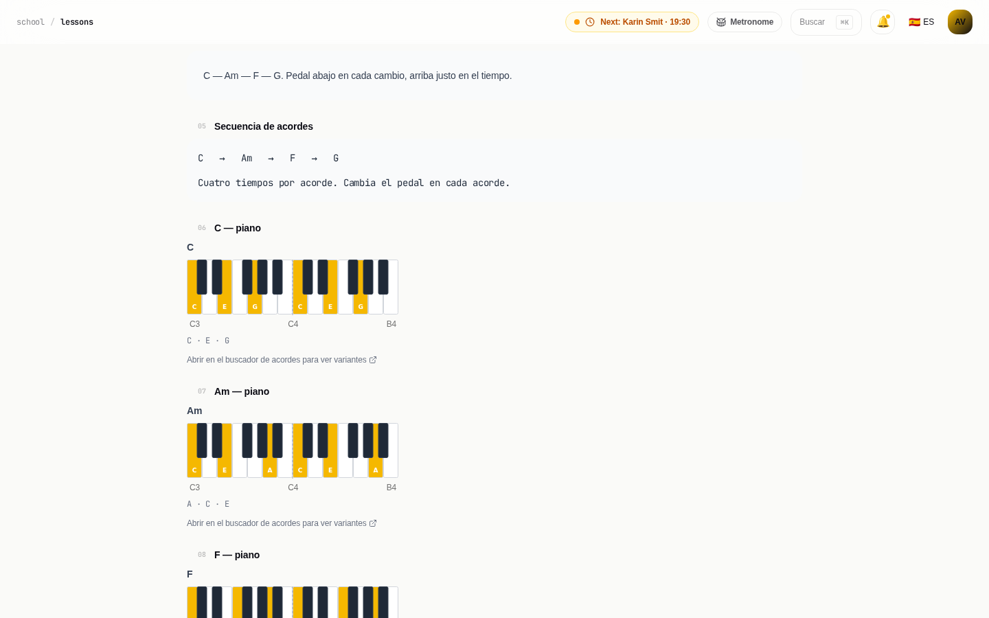 Clase de piano con una secuencia de acordes y teclados que iluminan las notas de cada acorde