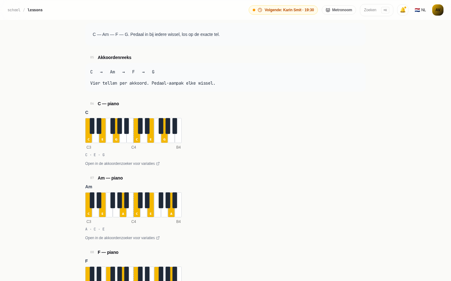 Pianoles met akkoordenreeks en klavieren waarop de tonen van elk akkoord oplichten